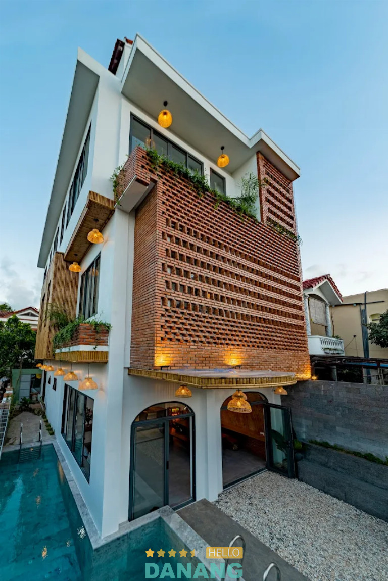 The 1993 Homestay gây ấn tượng bởi kiến trúc theo phong cách cổ kính của phố cổ.