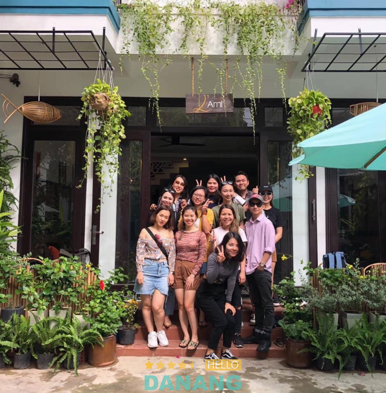 Sân hiên đón nắng của L'Ami Homestay là nơi lý tưởng để du khách thả mình thư giãn