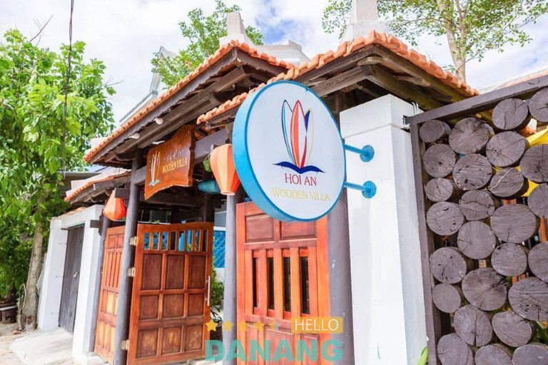 Chiếc cầu gỗ xinh xắn bắt qua hồ bơi ngoài trời chính là diểm nhấn đặc biệt tại Hoi An Wooden Villa