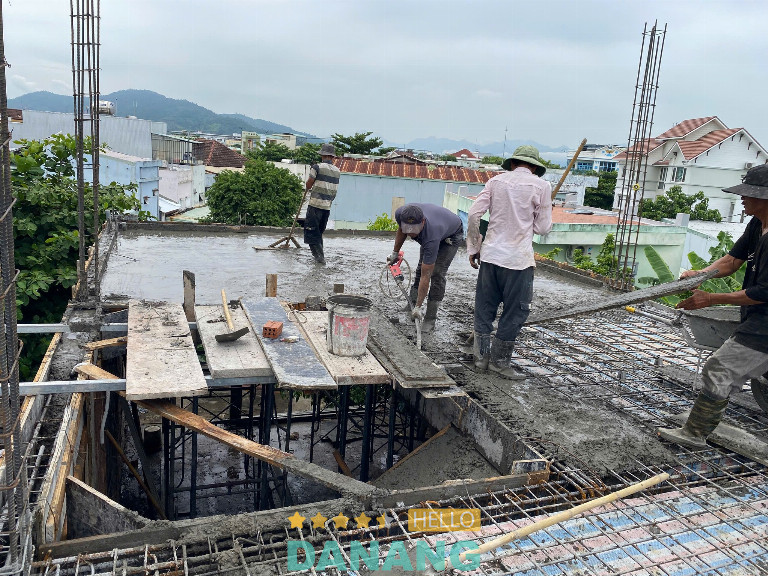 Đội ngũ nhân sự và dịch vụ khách hàng