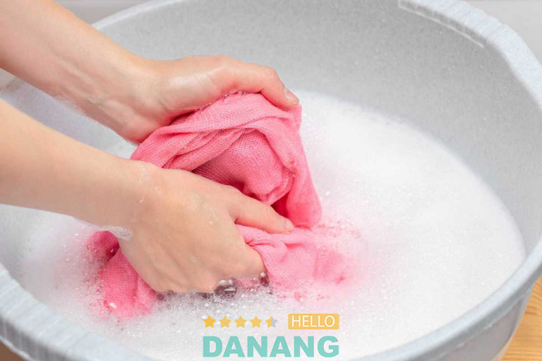 Tốt nhất nên giặt khăn lụa bằng tay