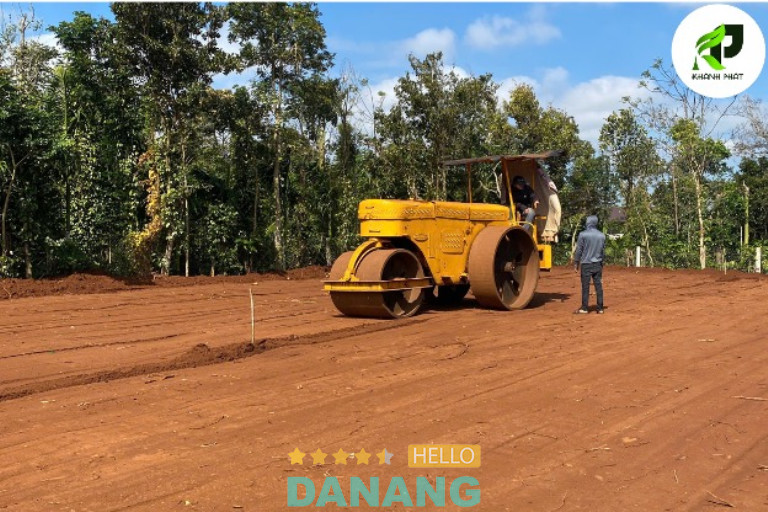 Lu nén nền giúp cho sân bóng phẳng và chắc chắn.