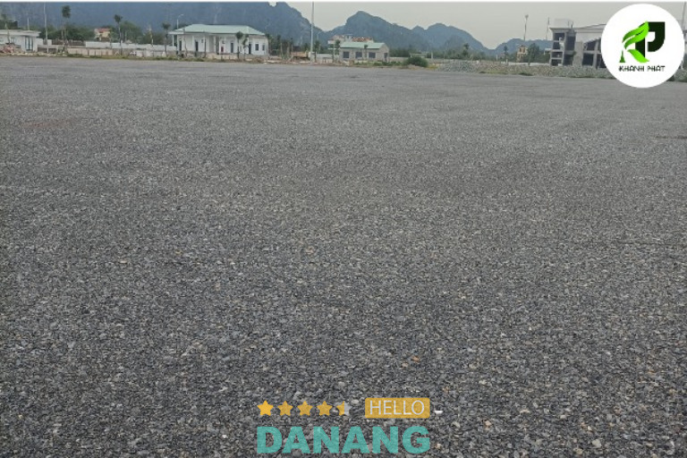 Nền sân bóng sau khi đã trải đá base.