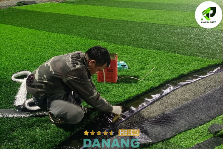 Cắt dán cỏ sân bóng ghép nối không đường may.