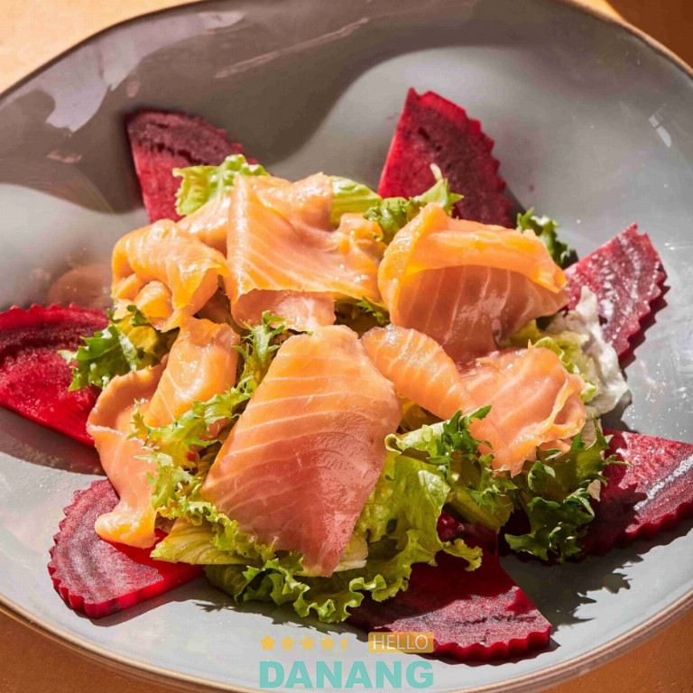 Món khai vị Salad cá hồi xông khói