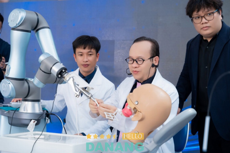 TS.BS Võ Văn Nhân cùng cộng sự trình diễn quy trình cấy ghép Implant bằng Robot cấy ghép Implant và phục hình răng tức thì trên mẫu hàm chỉ trong 1 giờ