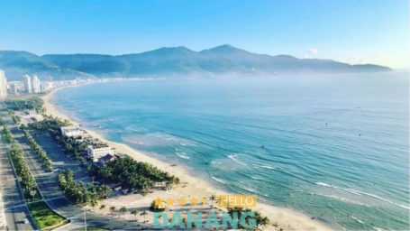 Bãi biển Mỹ Khê trong sương sớm