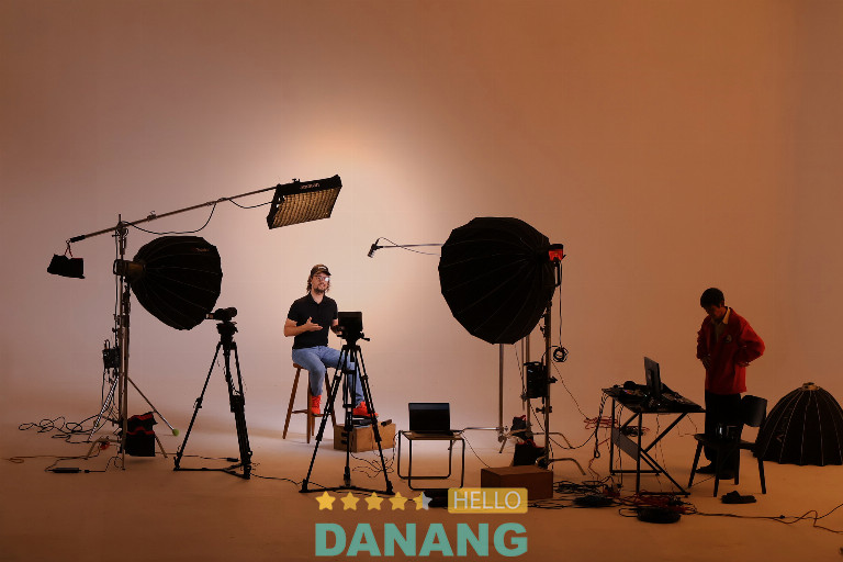 Ê-kíp dựng set trong studio cyclorama 360m²