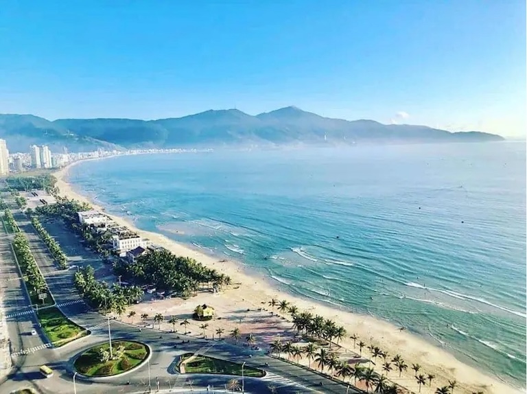 Toàn cảnh thành phố Đà Nẵng với biển xanh, cát trắng | Nguồn: Traveloka