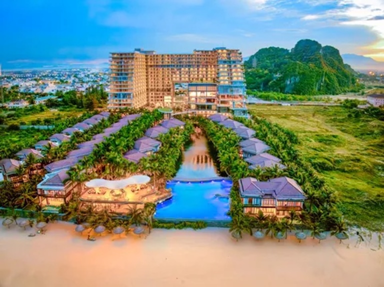 Kiến trúc KOI Resort & Residence Đà Nẵng hài hòa với cảnh quan xanh và không gian nghỉ dưỡng gần gũi thiên nhiên | Nguồn: Traveloka