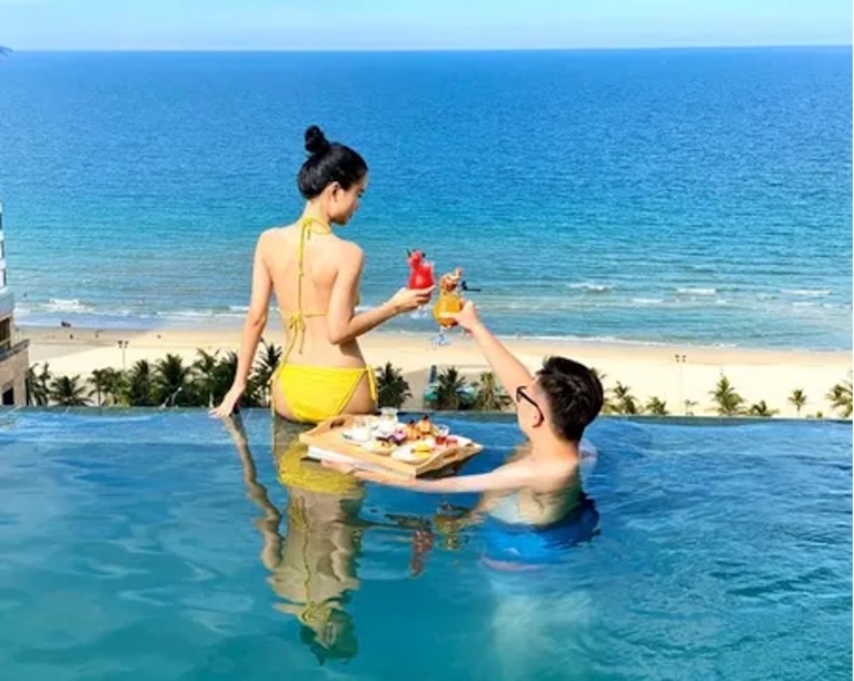 Hồ bơi trên cao tại Santa Luxury Hotel là điểm dừng chân lý tưởng để thư giãn sau ngày dài khám phá | Nguồn: Traveloka