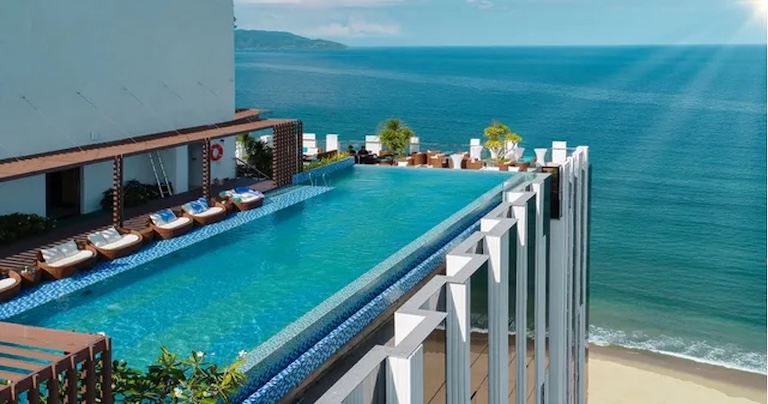 Hồ bơi ngoài trời tại Meliá Danang Beach Resort mở ra trải nghiệm nghỉ dưỡng thư thái bên bờ biển | Nguồn: Traveloka