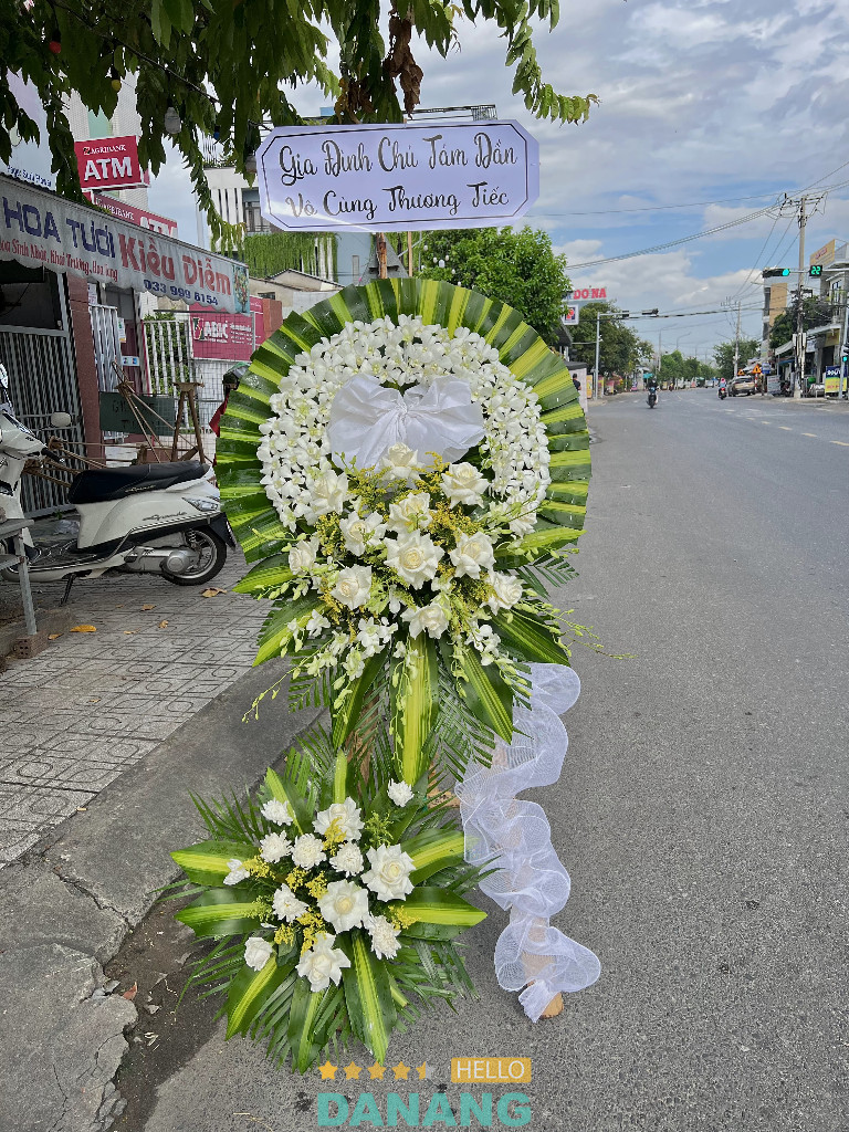 Kiều Diễm làm kệ hoa viếng