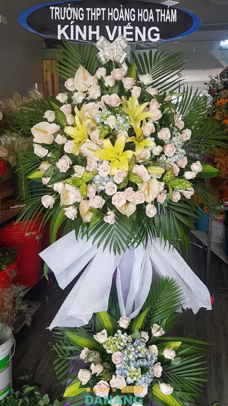 Quỳnh Anh làm kệ hoa viếng